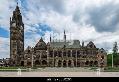 Rochdale Town Hall, ein denkmalgeschütztes viktorianisches gotisches Gebäude mit Uhrenturm, Flaggen und offener piazza im Vordergrund. Rochdale. Stockfoto