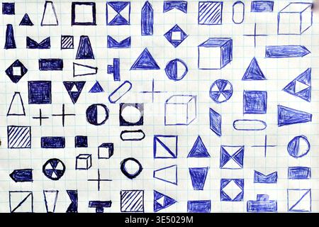 Eine Zeichnung mit einem Stift auf einem Blatt eines Schulnotizbuches, die Zeichen und Symbole von Mineralien zeigt. Stockfoto
