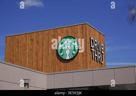 Starbucks Markenlogo auf der Außenseite des Drive Thru Coffee Outlet - Southampton UK 31 März 2025 Stockfoto