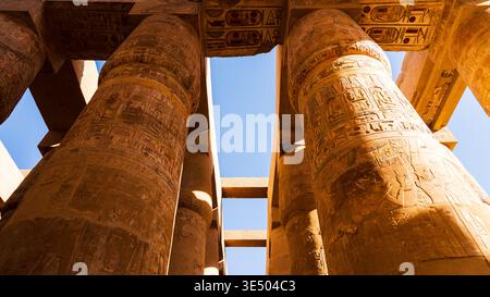 Nahaufnahme der Säulen des Karnak-Tempels mit detaillierten Hieroglyphen und Reliefs, Luxor, Ägypten Stockfoto