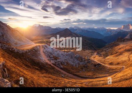 Schöne Aussicht auf die Berge bei Sonnenuntergang im Herbst. Natur Stockfoto