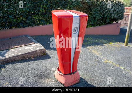Rote automatische Parksperrenkontrollsäule an der städtischen Straßenzugangsanlage Sicherheitspollerausrüstung Stockfoto