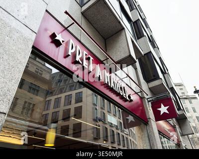 London, UK - 01. Februar 2026: Pret A Manger Café Storefront im Zentrum von London, Großbritannien, mit roten Schildern, Glasreflexionen und Stadtarchitektur Stockfoto