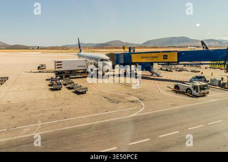 ATHEN, GRIECHENLAND - 2. AUGUST 2022: Flugzeug auf dem internationalen Flughafen von Athen Eleftherios Venizelos, Griechenland Stockfoto