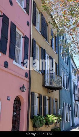 Farbenfrohe pastellfarbene historische Reihenhäuser mit Fensterläden und Balkonen in Charleston, South Carolina, USA an einem sonnigen Tag Stockfoto