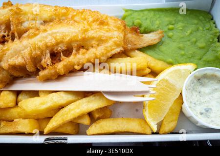 Fish & Chips zum Mitnehmen vom Felixstowe Ferry Café mit Tarta-Sauce und Erbsensalat Stockfoto