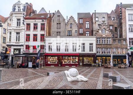 VBlick auf die Skulptur Nello und Patrasche, die unter einer Kopfsteindecke in Antwerpen schlafen. Im Hintergrund typische flämische Häuser mit historischem fa Stockfoto