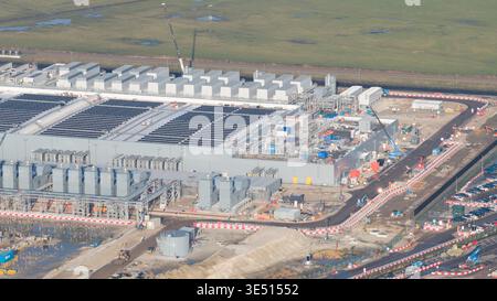 Groningen, Niederlande - 20. Januar 2026: Luftaufnahme des Datacenter Westpoort mit dem großen Industriekomplex mit Kühleinheiten und Konstruktion Stockfoto