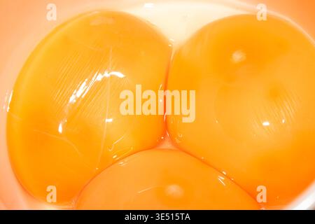 Abstrakte Nahaufnahme goldgelber Eigelb nahe beieinander Stockfoto