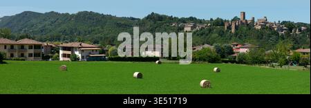 Castell'Arquato mittelalterliche Stadt Luftpanorama mit Heuballen auf grünem Feld Parma Region Italien hochauflösender Weitwinkel-Landschaft Weltdruck Stockfoto