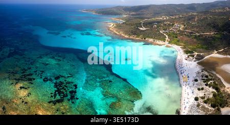 Sardinia Isuledda Strand aus der Luft von der Drohne aus den Schatten der Wolken auf türkisfarbenem Wasser. Blick aus der europäischen Karibik mit Salzlagune und gelben Felsen. Medité Stockfoto