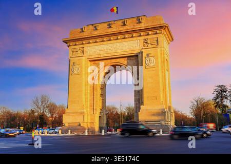 Bukarest, Rumänien. Arcul de Triumf ( Triumphbogen ) bei Sonnenuntergang. Stockfoto