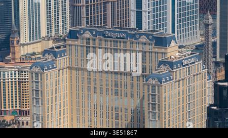 Taipa, Macao - 18. Februar 2026: Aus der Vogelperspektive auf die beigefarbene Fassade des Pariser Macao steht der klare Himmel, ein Wahrzeichen der Stadt Stockfoto
