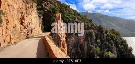 Corsica D81 Panoramastraße 11 km, schmale gewundene Fahrt über den Abgrund zwischen den orangen Granitklippen, herrlicher Blick auf den Golf von Porto und das Mittelmeer Stockfoto
