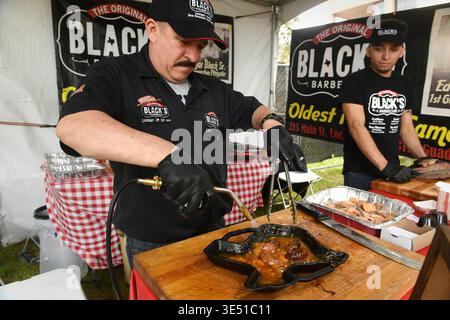 Pfirsichkopfstühle, die während des BBQ Crash Courses im Brush Square Park, Austin, Texas, am 8. März 2019 hergestellt werden. (Foto: John Anderson/The Austin Chronicle) Stockfoto