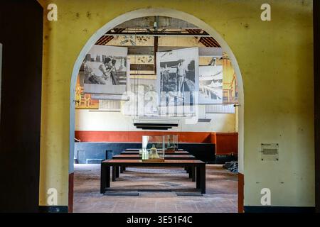 Das Museum im Transitlager, Teil der Strafkolonien der Teufelsinsel - Heilsinseln, hielt einst Hunderte von Gefangenen aus Frankreich ein, bevor sie in die Gefängnisse der Insel Saint-Laurent-du-Maroni, Französisch-Guayana, gebracht wurden. Das Lager wurde 1946 geschlossen und wurde seither zu einem Museum und Kunstzentrum umgebaut. Stockfoto