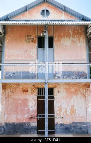 Die historische Stätte, in der das Transitlager, Teil der Strafkolonien der Teufelsinsel - Heilsinseln, einst Hunderte von Gefangenen aus Frankreich eingesperrt hatte, bevor sie in die Gefängnisse der Insel Saint-Laurent-du-Maroni, Französisch-Guayana, gebracht wurden. Das Lager wurde 1946 geschlossen und wurde seither zu einem Museum und Kunstzentrum umgebaut. Stockfoto