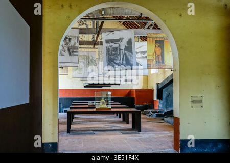 Das Museum im Transitlager, Teil der Strafkolonien der Teufelsinsel - Heilsinseln, hielt einst Hunderte von Gefangenen aus Frankreich ein, bevor sie in die Gefängnisse der Insel Saint-Laurent-du-Maroni, Französisch-Guayana, gebracht wurden. Das Lager wurde 1946 geschlossen und wurde seither zu einem Museum und Kunstzentrum umgebaut. Stockfoto