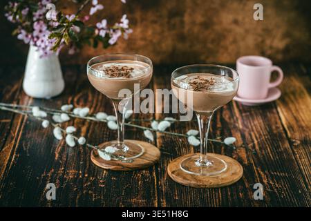 Zwei Dessertgläser mit Kaffee-Quark-Creme auf hölzernem Hintergrund Stockfoto