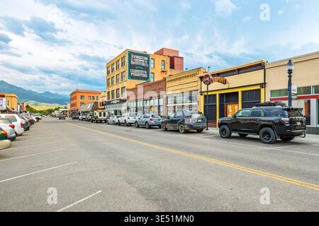 Die Main Street aus dem 19. Jahrhundert führt durch die charmante Kleinstadt Livingston, Montana, die im amerikanischen Westen beliebt ist. Stockfoto