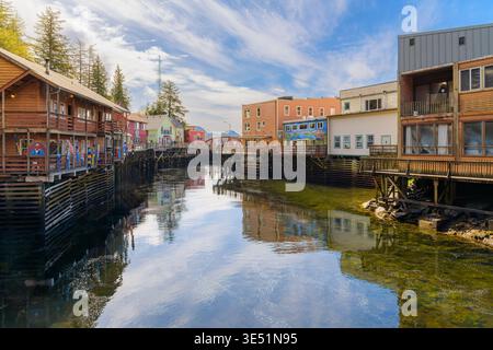 Geschäfte entlang der touristischen Creek Street am Ufer in Ketchikan, Alaska, einer historischen Promenade, die auf Pfählen über dem Ketchikan Creek gebaut wurde. Stockfoto