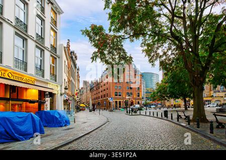 Blick am frühen Morgen auf malerische Kopfsteinpflasterstraßen am Grasmarkt oder Grass Market am Agora Platz im historischen Zentrum von Brüssel, Belgien Stockfoto