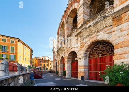 Das antike römische Amphitheater Arena di Verona ist eines der am besten erhaltenen Bauwerke seiner Art und befindet sich an der Piazza Bra in der Altstadt von Verona, Italien. Stockfoto