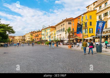 Geschäfte und Straßencafés säumen die Piazza Bra, die Stätte der römischen Arena im historischen Zentrum von Verona Italien. Stockfoto