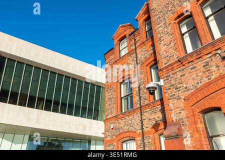 Altes Backsteingebäude im Kontrast zur modernen Architektur, Liverpool, Großbritannien Stockfoto