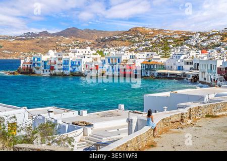 Farbenfrohe Fischerhäuser, die am Rande des Meeres im Stadtteil Little Venice von Mykonos (oder Chora) auf der Insel Mykonos (Griechenland) errichtet wurden. Stockfoto