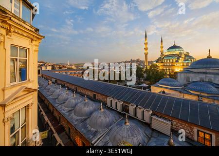 Blick von einem Balkon auf den Gewürzbasar und die New Yeni Moschee mit Blick auf die Skyline der Stadt und den Bosporus Straße in Istanbul, Türkei. Stockfoto