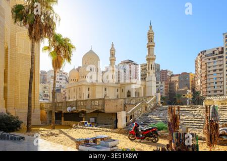 Die Abu al-Abbas al-Mursi-Moschee im Anfoushi-Viertel von Alexandria, Ägypten, in der Nähe der Zitadelle von Qaitbay. Stockfoto
