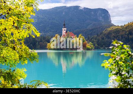Blick auf die Insel Bled oder Blejski Otok, mit dem Glockenturm der Himmelfahrtskirche aus dem 17. Jahrhundert, der über den Alpengewässern in Bled Slowenien ragt. Stockfoto