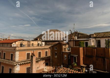 panoramablick auf das Dach von Rom mit der Kuppel des Pantheons im Zentrum, Italien Stockfoto