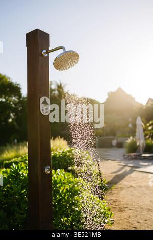 Stranddusche im Freien mit fließendem Wasser im tropischen Resort. Stockfoto