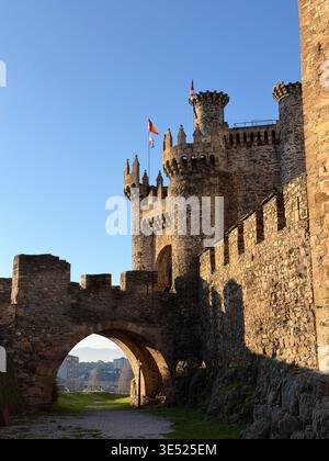 Mittelalterliches Schloss mit Steintürmen und Fahnen an einem sonnigen Tag Stockfoto