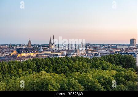 Blick auf die Stadt Bordeax von einem Riesenhagel in der frühen Evengung. Stadtlichter mischen sich mit der blauen Stunde. Stockfoto