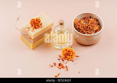 Spa-Komposition mit Seife, Öl und Ringelblume Stockfoto