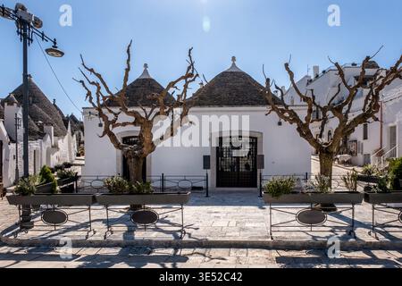 Trulli Häuser und Straßen in Alberobello, einer kleinen Stadt im Süden Italiens. Seit 1996 Teil des UNESCO-Weltkulturerbes. Ein trullo-Haus ist ein t Stockfoto