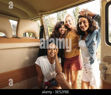 Multiethnische Gruppe von Freundinnen, die Zeit miteinander verbringen Stockfoto