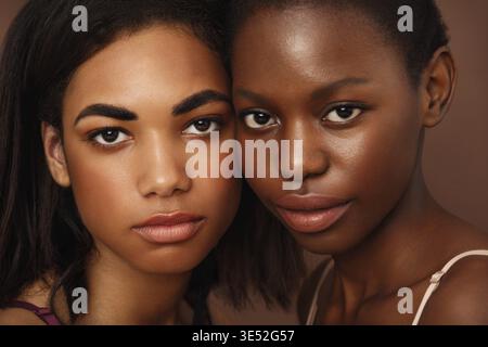 Nahaufnahme Porträt von zwei schönen afroamerikanischen Frauen Blick auf Kamera im Studio Stockfoto