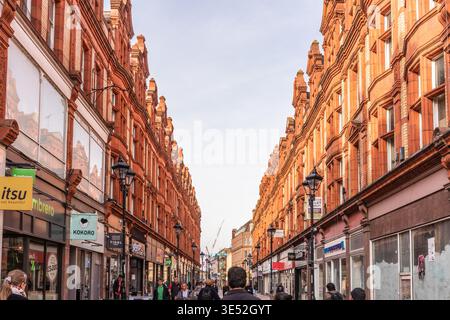 Rote Backsteingebäude und Geschäfte entlang der Fußgängerzone der Queen Victoria Street im Stadtzentrum von Reading, Berkshire, England, Großbritannien Stockfoto