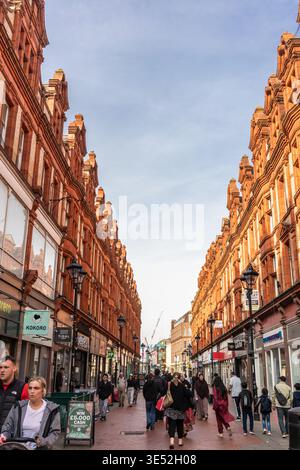 Rote Backsteingebäude und Geschäfte entlang der Fußgängerzone der Queen Victoria Street im Stadtzentrum von Reading, Berkshire, England, Großbritannien Stockfoto