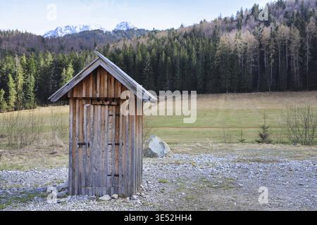Ein altes hölzernes Haus in den Bergen, in der Nähe eines Wanderwegs durch den Wald. Touristenziel Stockfoto