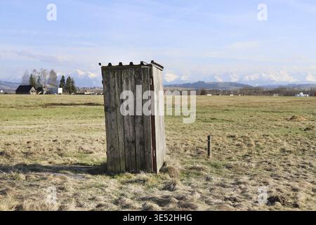 Ein altes hölzernes Haus in den Bergen, in der Nähe eines Wanderwegs durch den Wald. Touristenziel Stockfoto