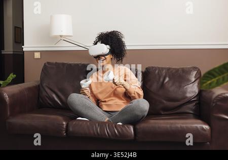 Fröhliche Frau mit VR-Brille Stockfoto