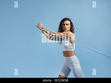 Fitness-Frau macht Widerstandstraining. Junge Frau, die Kernkrafttraining macht Stockfoto