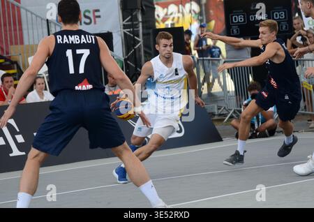 Dieses actionreiche Foto fängt einen intensiven Moment während des 3x3 Basketballwettbewerbs bei den World Urban Games 2019 in Budapest ein. Stockfoto