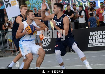 Dieses actionreiche Foto fängt einen intensiven Moment während des 3x3 Basketballwettbewerbs bei den World Urban Games 2019 in Budapest ein. Stockfoto