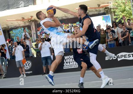 Dieses actionreiche Foto fängt einen intensiven Moment während des 3x3 Basketballwettbewerbs bei den World Urban Games 2019 in Budapest ein. Stockfoto